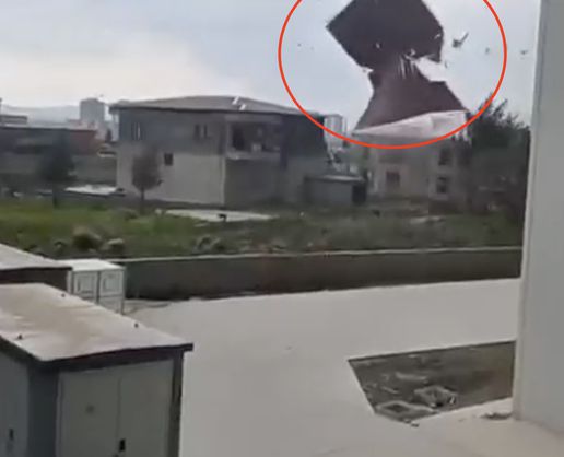 >Diyarbakır'da Rüzgarın Etkisiyle Ev Çatısı Uçtu