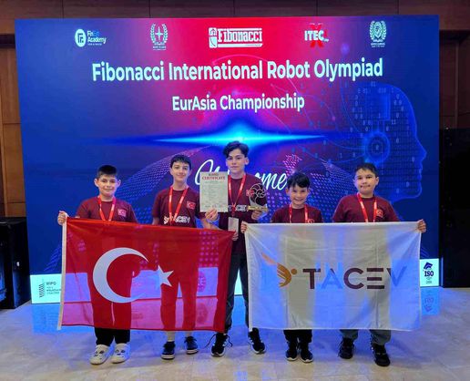 >Fibonacci Uluslararası Robot Olimpiyatları'nda ilk 3'e girmek için mücadele ettiler