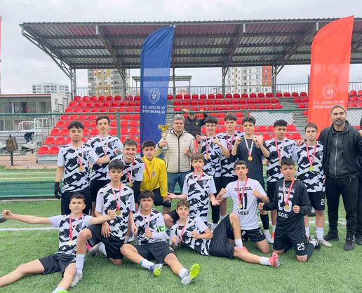 >Okullar futbolda Türkan Altun Anadolu Lisesi şampiyon oldu
