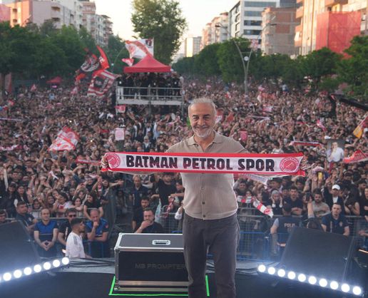 >Batman Petrolspor'un şampiyonluk kutlamasında yıldız yağmuru