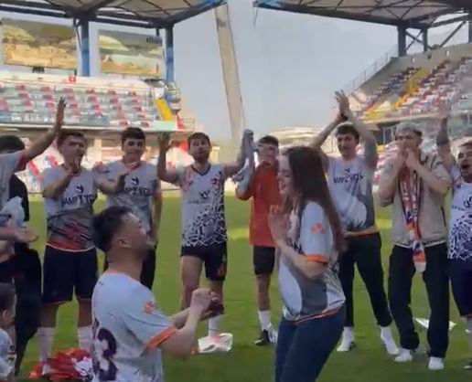 >Futbolcu Berkay Akçin Şampiyonluk Kutlamasında Evlenme Teklif Etti