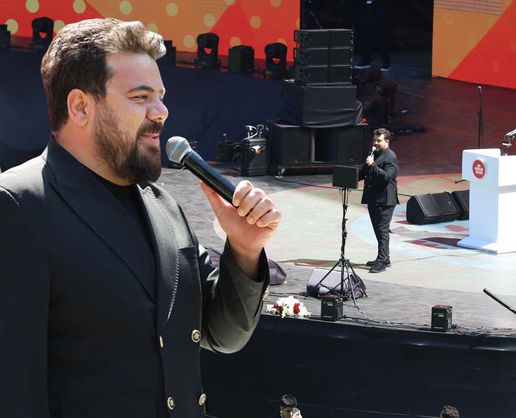 >AK Parti'nin sahnesine çıkan Eser Yenenler'e her kesimden tepki var