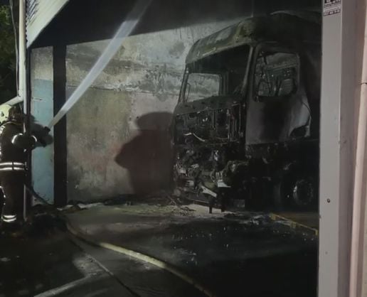 >Başakşehir'de park halindeki TIR'da çıkan yangın söndürüldü