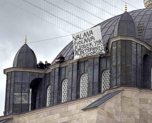 >Ücretleri ödenmeyince çalıştıkları cami inşaatının kubbesine çıktılar