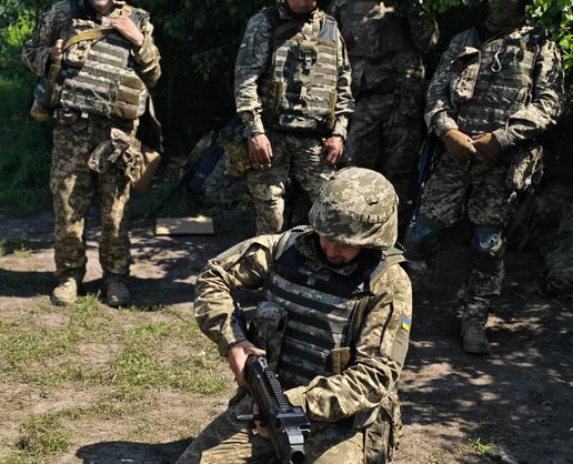 >Savaşın en sıcak noktası Sumi'de askeri üs tatbikatları ve 40 kilometrelik 'tel' önlemi görüntülendi