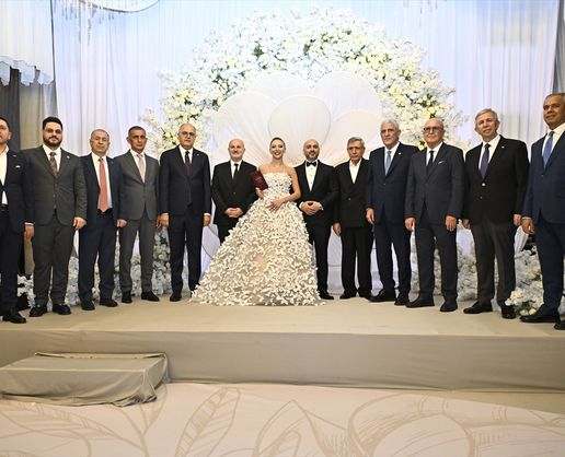 >Müsavat Dervişoğlu, Kuleyin ile Kibrit çiftinin nikahında şahitlik yaptı