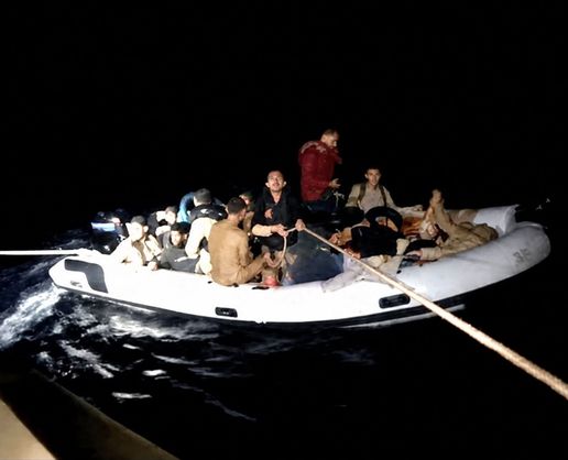 >İzmir açıklarında 18 düzensiz göçmen yakalandı