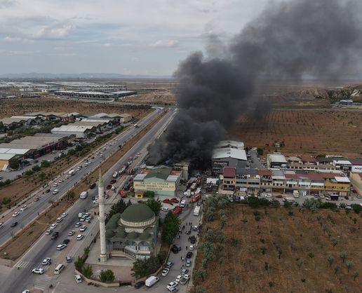 >Konya'da yatak fabrikasında yangın; 1 itfaiye eri yaralandı