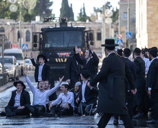 >İsrail'de Haredilerin zorunlu askerlik karşıtı protestosunda 3 gözaltı