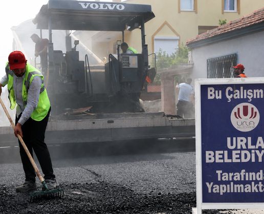 >Urla'da 150 Milyon TL'lik Asfalt Seferberliği: 50 Bin Ton Sıcak Asfalt Serilecek