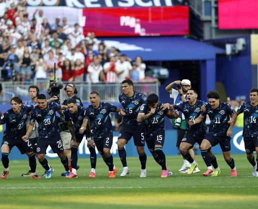 >Paraguay, Almanya'yı eleyerek son 16 turuna yükseldi