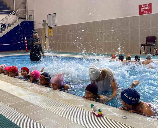 >Nazilli'de çocuklar yaz tatilini yüzme öğrenerek geçiriyor