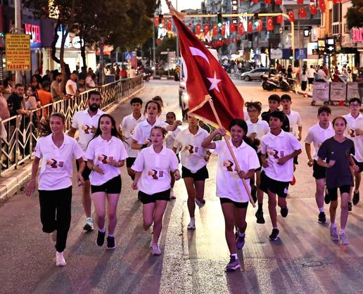 >Ay yıldızlı sancak Manisa sokaklarında elden ele taşındı