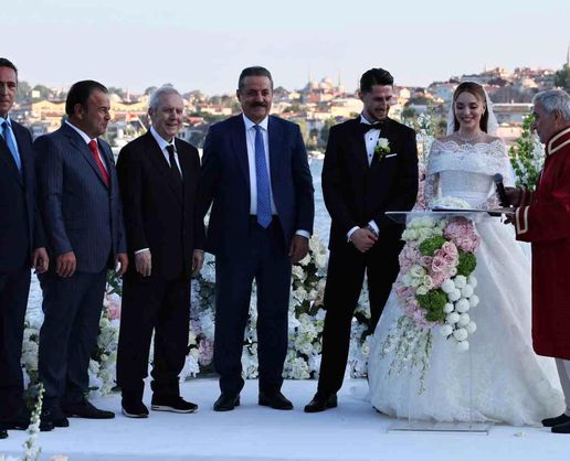 >İsmail Yüksek, dünyaevine girdi