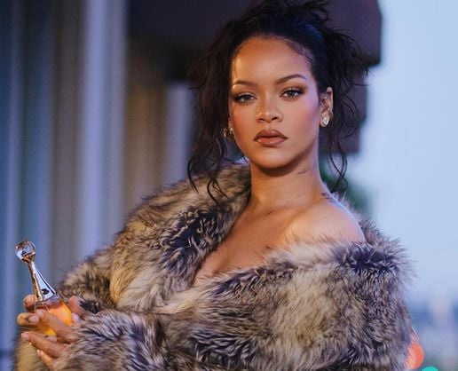>Rihanna, Türkiye'den o havalimanını takip etmeye başladı