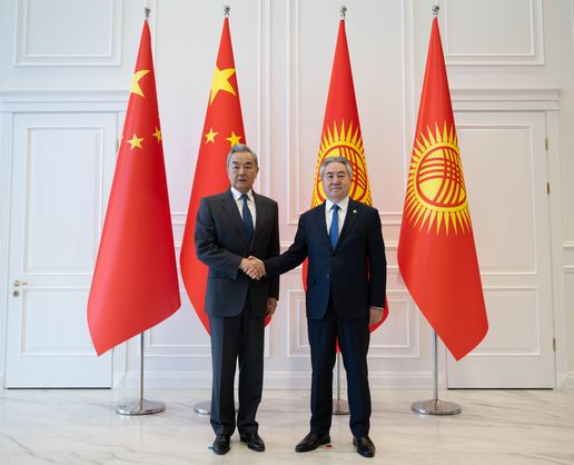 >Çin ve Kırgızistan dışişleri bakanları Çolpon-Ata’da bir araya geldi