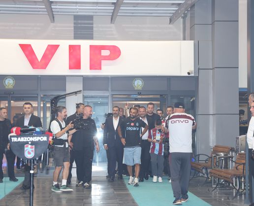 Salah Trabzon'da Coşkuyla Karşılandı: 'Takıma Katılmayı Sabırsızlıkla Bekliyorum'