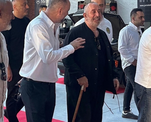 Bastonla görüntülenen Cem Yılmaz'ın koleksiyonu
