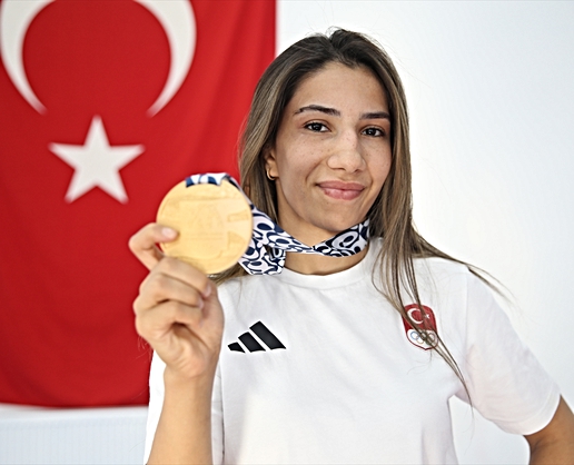 Şampiyon ablasının izinden giden Zehra, Akdeniz Oyunları'ndan altın madalyayla döndü