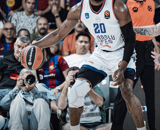Anadolu Efes, EuroLeague'in ilk haftasında Barcelona'ya deplasmanda 89-82 yenildi
