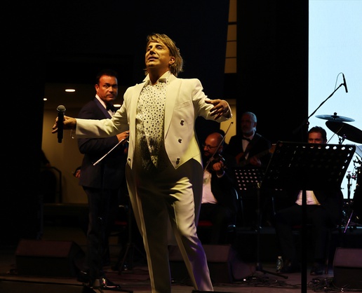 Bodrum Kalesi'nde Zeki Müren için düzenlenen 30. yıl konserine yoğun ilgi gösterildi