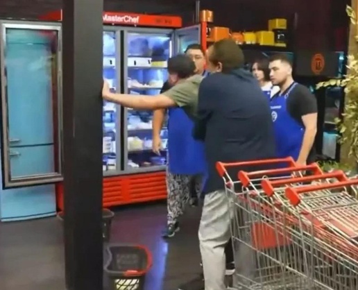 MasterChef'te korku dolu anlar! Emre'nin yardımına Mehmet Şef koştu