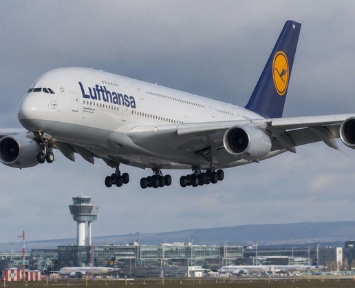 Lufthansa uçağı koku nedeniyle Manchester'a acil iniş yaptı, 371 kişi tahliye edildi