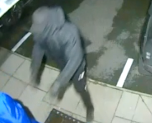 Solihull'da maskeli hırsızlar iş adamını çekiçle dövüp kripto parasını çaldı