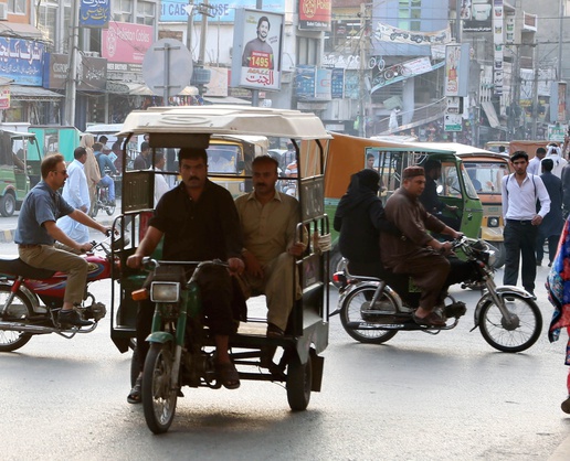 Pakistan, 9 milyondan fazla araç sahibinin yararlandığı benzin desteğini sürdürüyor
