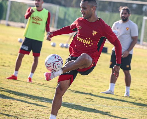 Göztepe, Eyüpspor deplasmanı öncesi çalışmalarını Stoilov yönetiminde sürdürdü
