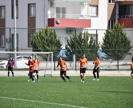Osmaniye Kadirli'de Dünya Kız Çocukları Günü'nde kız öğrenciler futbol maçı yaptı