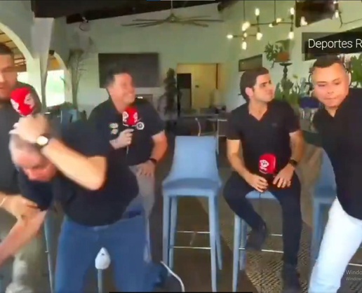 Panama'da gazetecilerin depreme yakalandığı anlar kamerada
