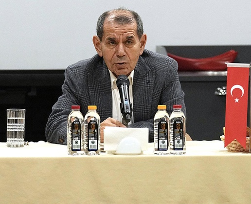 Dursun Özbek, taraftarın ateş püskürdüğü yıldız oyuncusuna sahip çıktı: Hiçbir yere gidemez