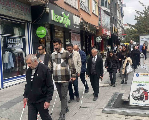 Çorum'da beyaz baston farkındalığı için Kadeş Meydanı'ndan Saat Kulesi'ne yürüdüler