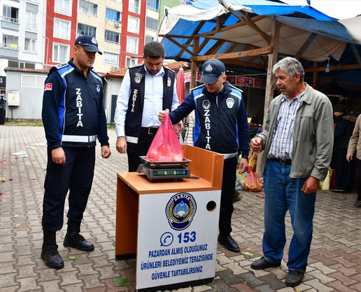Samsun Terme'de zabıta semt pazarlarında fiyat etiketi ve tartı denetimini sürdürüyor