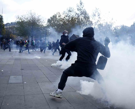 Macron sarı yeleklilerin ardından valilerin bazı gösterileri yasaklayabileceğini söyledi
