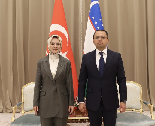 Bakan Göktaş, Semerkant'ta çocukları dijital etkiden korumayı Olloyorov ile görüştü