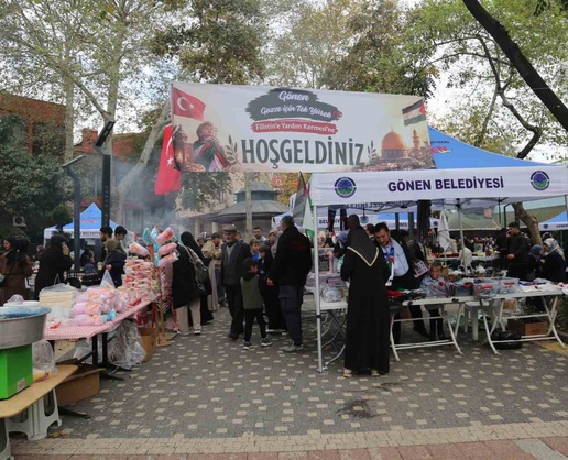 Balıkesir Gönen'de Gazze için yardım organizasyonu Çarşı Camii önünde ilgi gördü