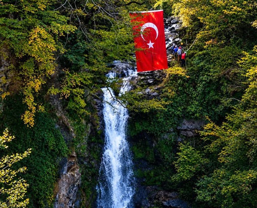 GİDOSK, Akkaya Şelalesi'nde bayrak açıp iple inişle Cumhuriyet'in 103. yılını kutladı
