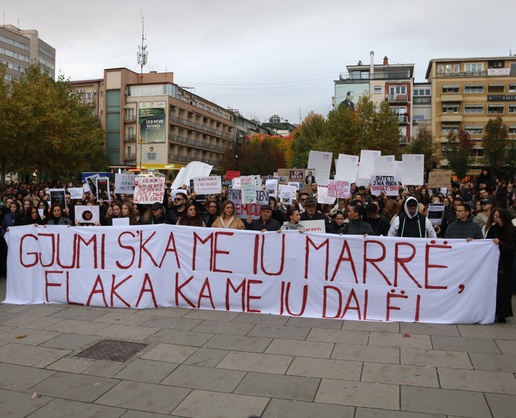 Priştine'de kadın cinayetleri protestosunda adalet ve hükümet binalarına boya atıldı