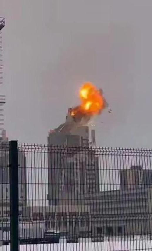 Ukrayna, Rusya'da 120 metre yüksekliğindeki bir gökdeleni vurdu