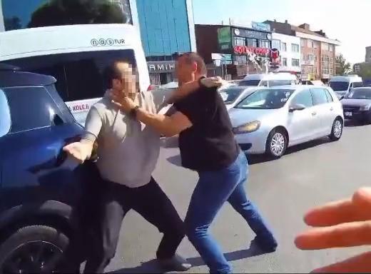 Ataşehir'de Yol Verme Kavgası: Yumruklar Konuştu!