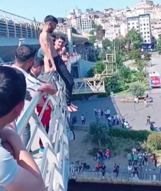 Beyoğlu'nda metro köprüsüne tırmanan gençler, metrelerce yükseklikten denize atladı! O anlar kamerada
