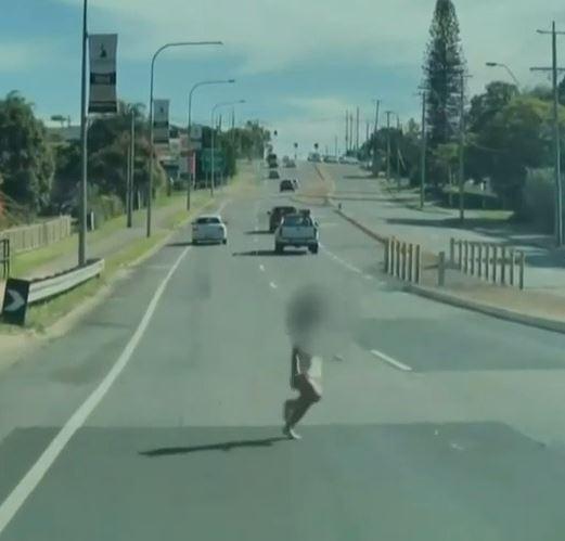 Aniden otoyola çıkan üç yaşındaki çocuk yürekleri ağızlara getirdi