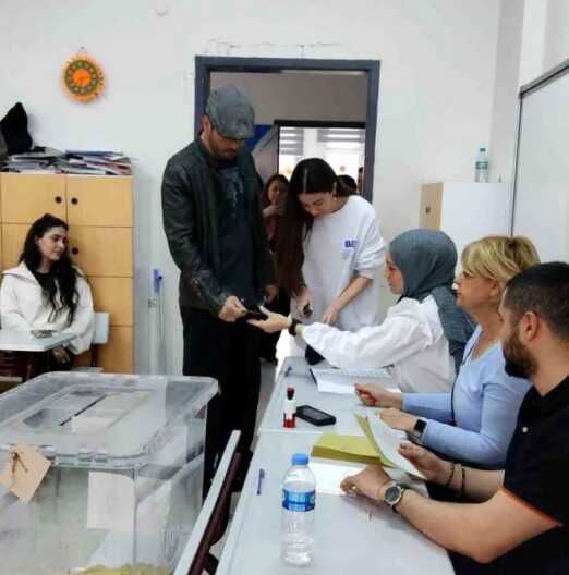 Ünlü isimler bir kez daha sandık başında! Kimi eşiyle kimi de bebeğiyle geldi