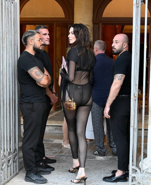 Nicole Trunfio'nun Göz Kamaştırıcı Kıyafeti ve Tarzı