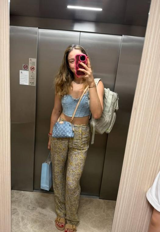 Zehra Güneş'in mini etekli asansör pozu hayranlarını ikiye böldü