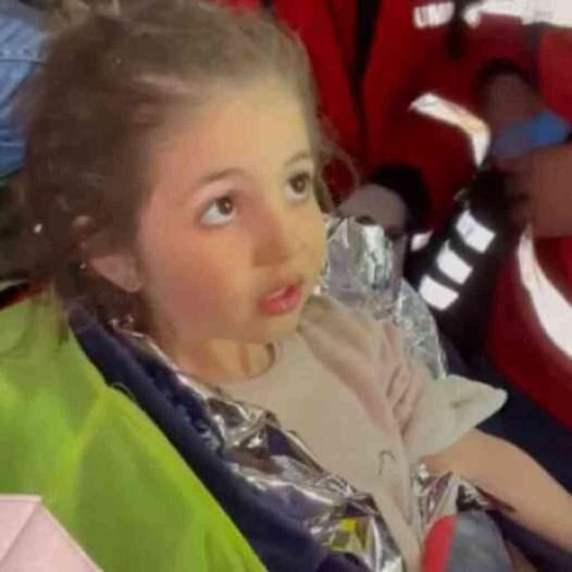 Enkazdan çıktığında su vermek isteyenlere 'daha muayene olmadım' diyen minik Hazal, öğretmen olmak istiyor