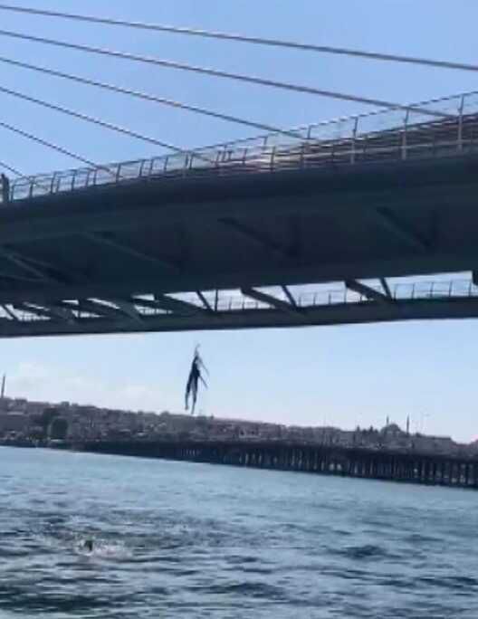 Beyoğlu'nda metro köprüsüne tırmanan gençler, metrelerce yükseklikten denize atladı! O anlar kamerada