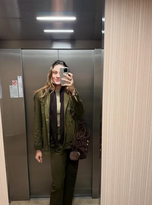 Zehra Güneş'in mini etekli asansör pozu hayranlarını ikiye böldü